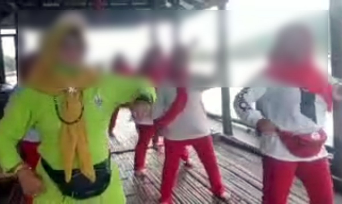 Tangkapan layar video viral sekelompok ibu-ibu yang senam, diduga di Masjid Apung Pacitan