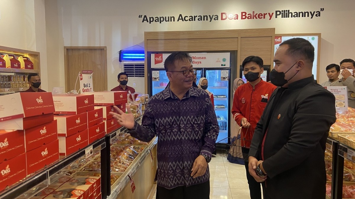 Tanto Wijohari (kiri) usai meresmikan gerai bakery di Burengan Kota Kediri. (Foto: Yanuar Dedy/jatimnow.com)