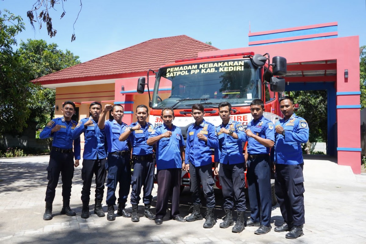 Tim pemadam kebakaran di Kabupaten Kediri. (Foto: Humas Pemkab Kediri/jatimnow.com)