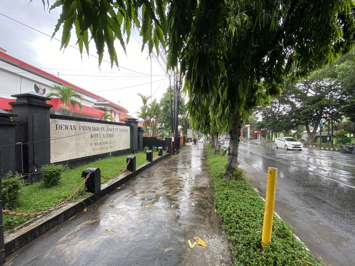 Patok kuning penandan tol Kediri-Tulungagung di depan Kantor DPRD Kota Kediri. (Foto: Yanuar Dedy/jatimnow.com)