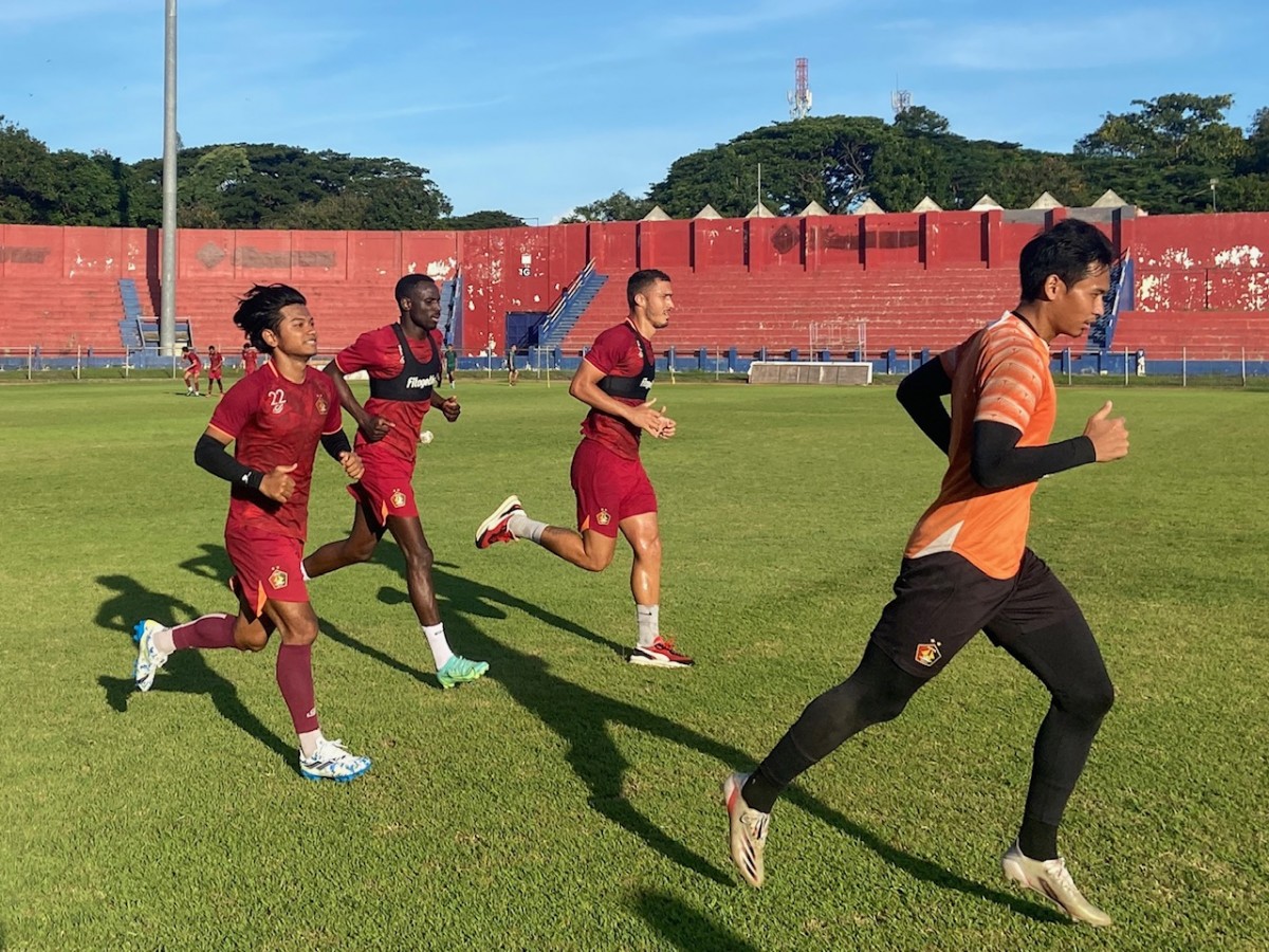 Striker baru Persik Kediri, Flavio Silva (dua dari kiri) - (Foto: Yanuar Dedy/jatimnow.com)