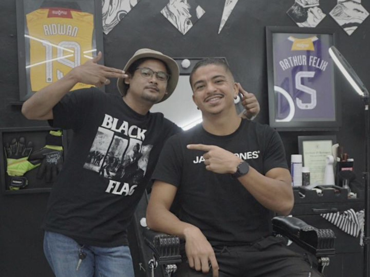 Owner Wish Yogo Prakoso bersama pemain baru Persik Anderson do Nascimento. (Foto-foto: Wish Hair Studio for jatimnow.com)