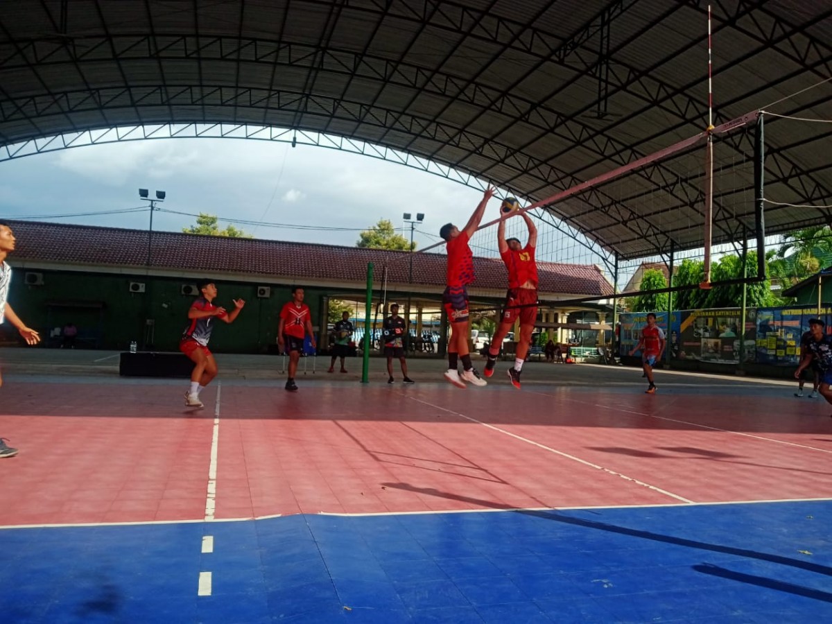 Suasana latihan tim bola voli di lapangan Polres Kediri (Foto: PBVSI Kabupaten Kediri for jatimnow.com)