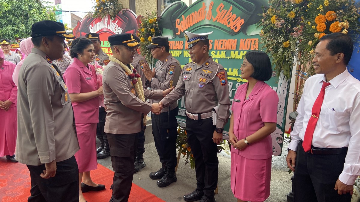AKBP Teddy Chandra tiba di Mapoolres Kediri Kota dan menyalami anggota (Foto: Yanuar Dedy/jatimnow.com)