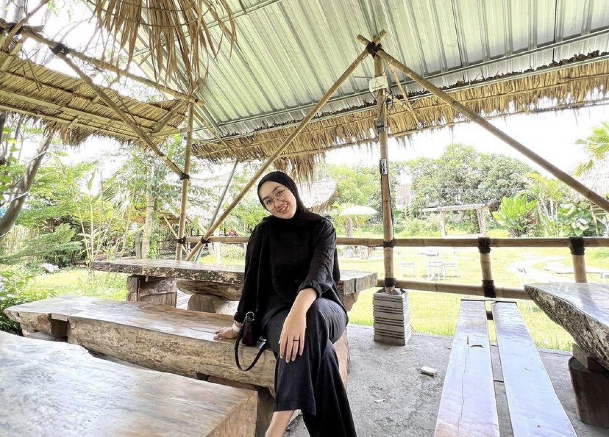 Pengunjung berfoto di Sisi Sungai Kediri. (Instagram @haloalfii_)