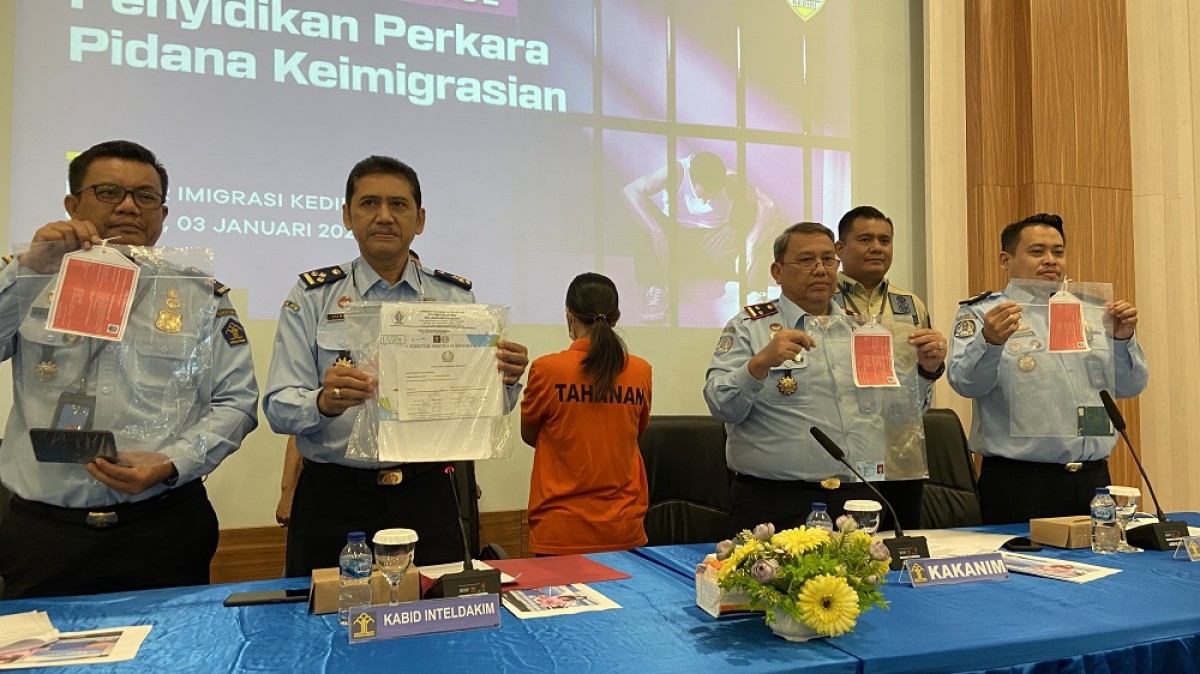 Petugas Imigrasi Kediri menunjukkan barang bukti kejahatan tersangka REP. (Foto: Yanuar Dedy/jatimnow.com)