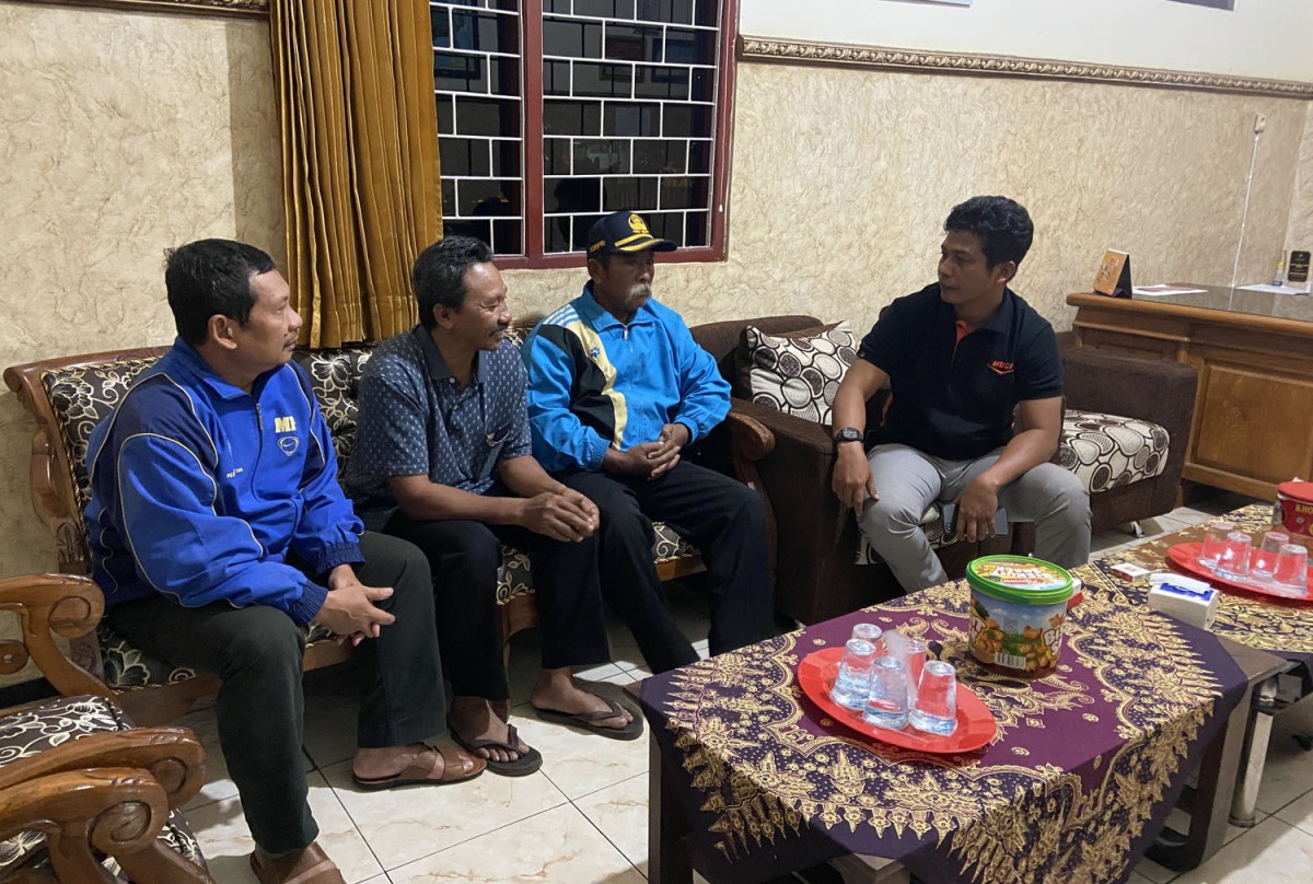 Kepala Desa Tugurejo, Agung (kanan) berkoordnasi dengan perangkat desa (Foto: Yanuar Dedy/jatimnow.com)