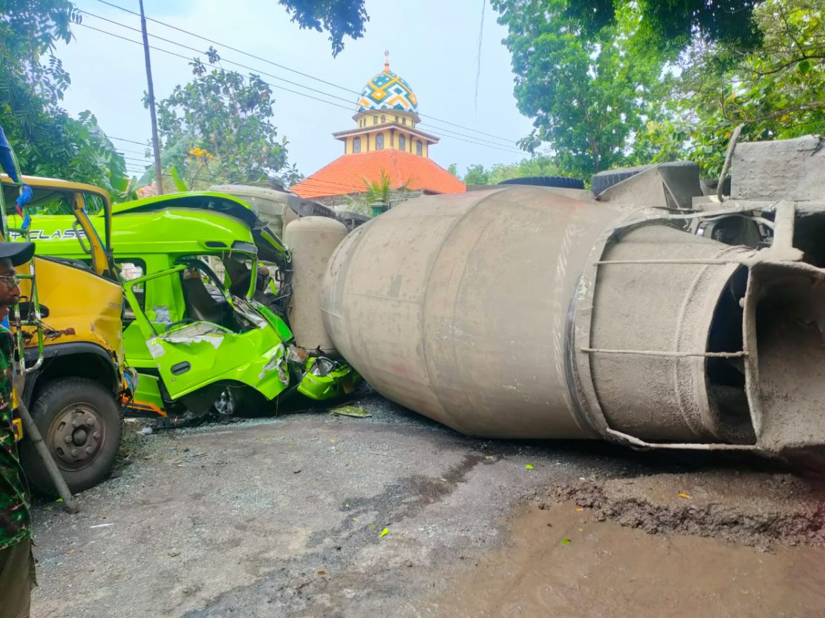 Kecelakaan beruntun di jalan poros Jombang-babat di Desa Girik, Kecamatan Ngimbang, Lamongan, Selasa (4/10/2022) lalu. (Foto : Satlantas Polres Lamongan for jatimnow.com)