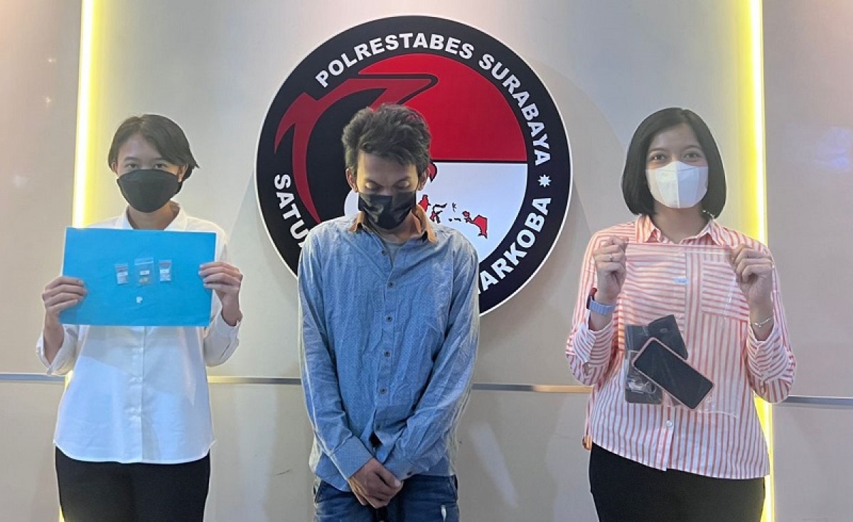 Tersangka SA diamankan polisi. (Foto: Satnarkoba Polrestabes Surabaya)