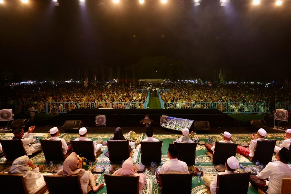 Bupati Ipuk Fiestiandani memimpin sholawatan untuk menutup tahun 2022. (foto: Humas Pemkab Banyuwangi for jatimnow.com)
