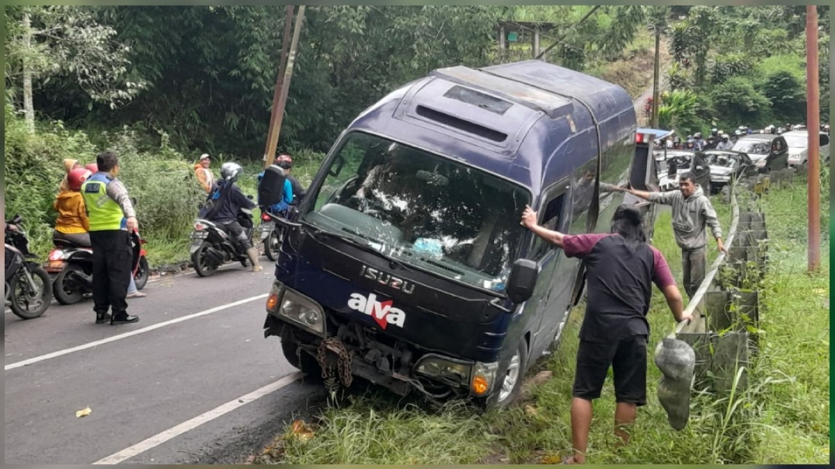 Elf yang terguling usai menghindari bayangan misterius (Foto: Galih Rakasiwi/jatimnow.com)