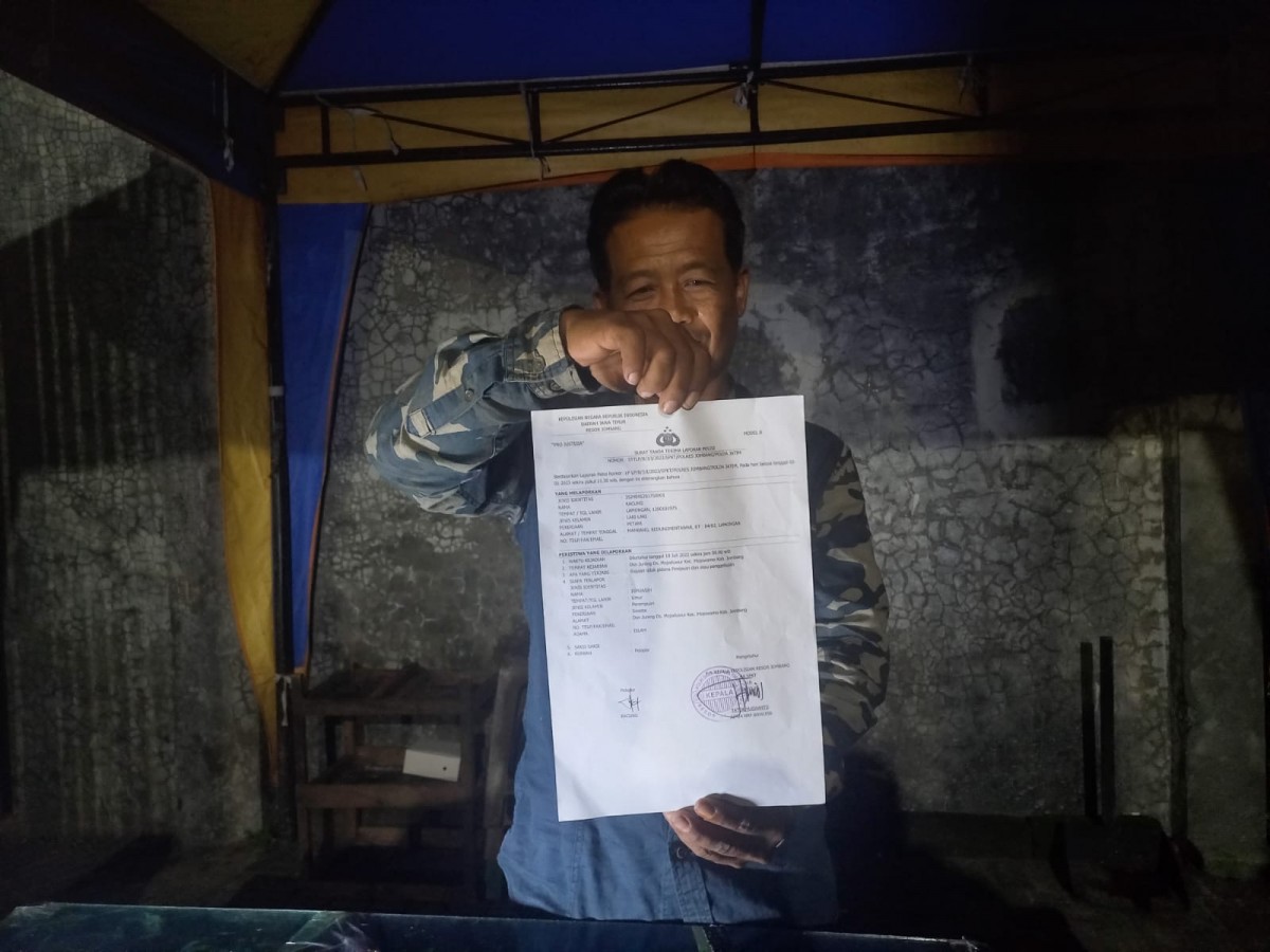Salah satu korban rekrutmen tenaga kerja ke Australia saat menunjukkan surat laporan polisi (Foto: Elok Aprianto/jatimnow.com)