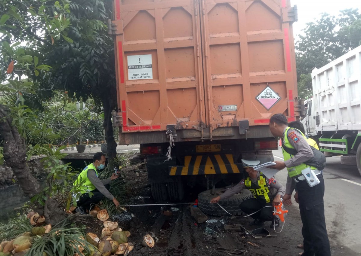 Polisi melakukan olah TKP mobil pikap tabrak dump truck (Foto: Unit Laka Polres Pasuruan)