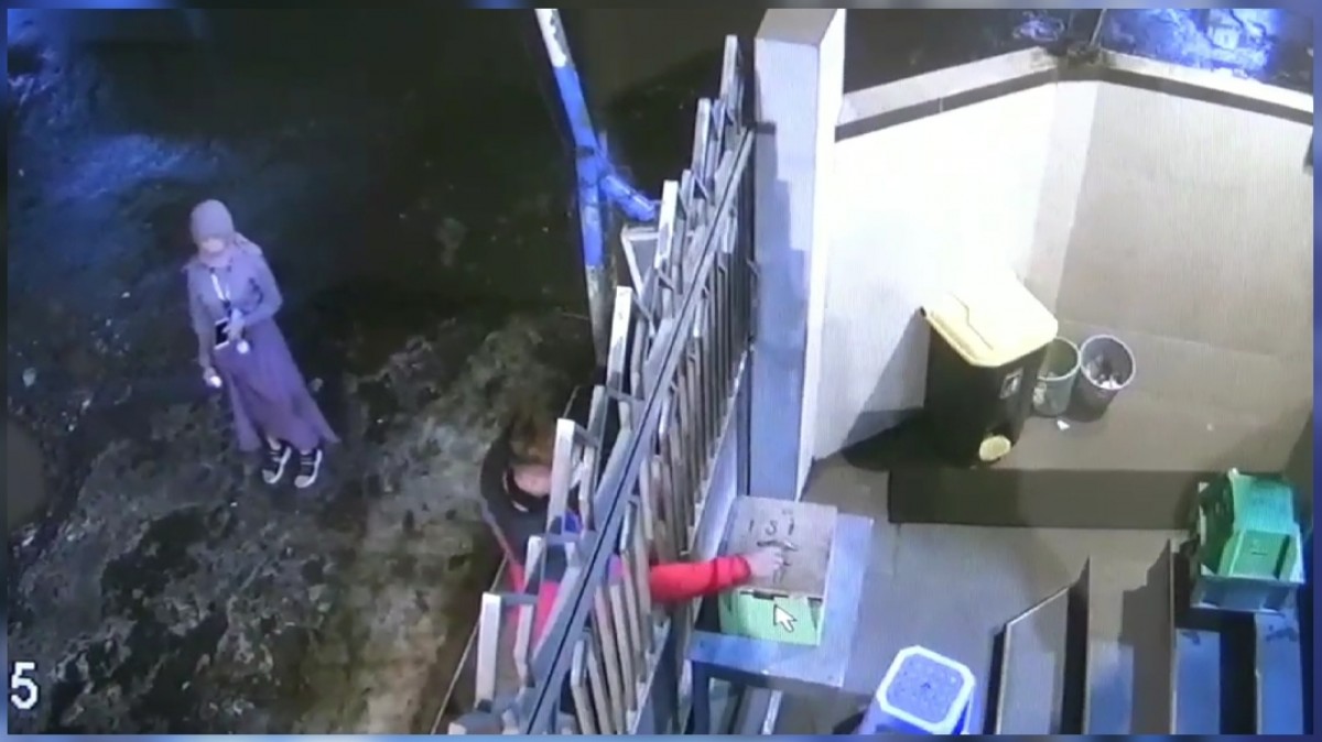 Pelaku beraksi membobol kotak amal. (Foto: tangkapan layar CCTV musala)