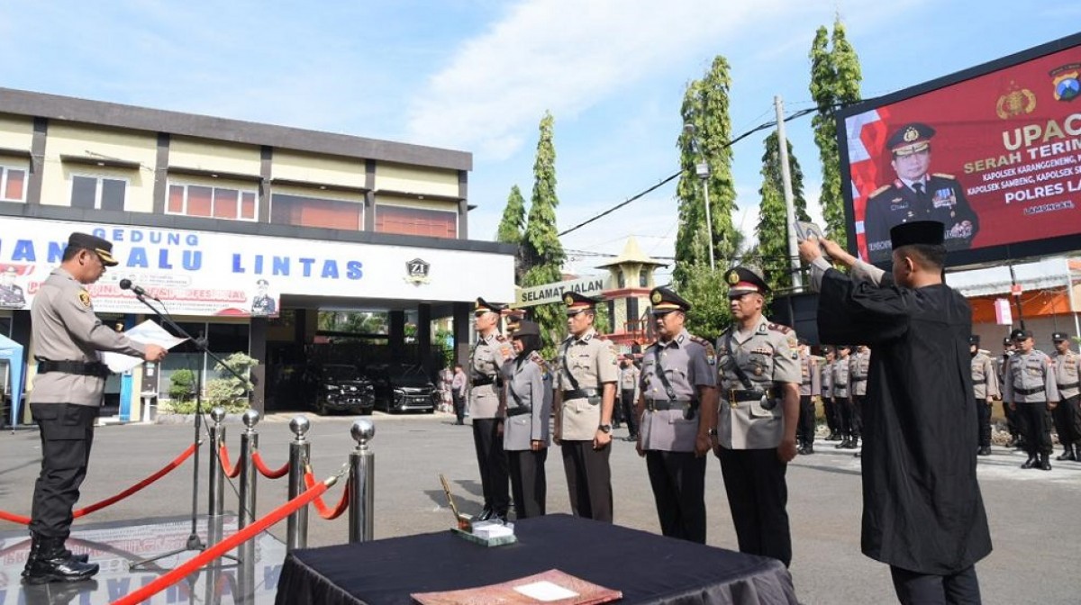 Kapolres Lamongan, AKBP Yakhob Silvana Delareskha saat upacara Sertijab 5 kapolsek. (Foto: Humas Polres Lamongan for jatimnow.com)