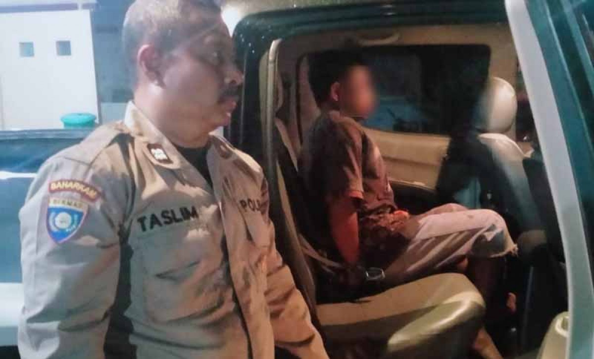 Tersangka babak belur dihajar massa diamankan di mobil polisi. (Foto: Reskrim Polres Pasuruan)