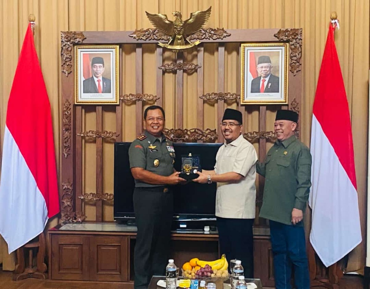 Pangdam V Brawijaya Mayor Jenderal (Mayjen) TNI Farid Makruf bersama dua pimpinan DPRD Jatim Kusnadi dan Anwar Sadad (dok Fad for jatimnow.com)