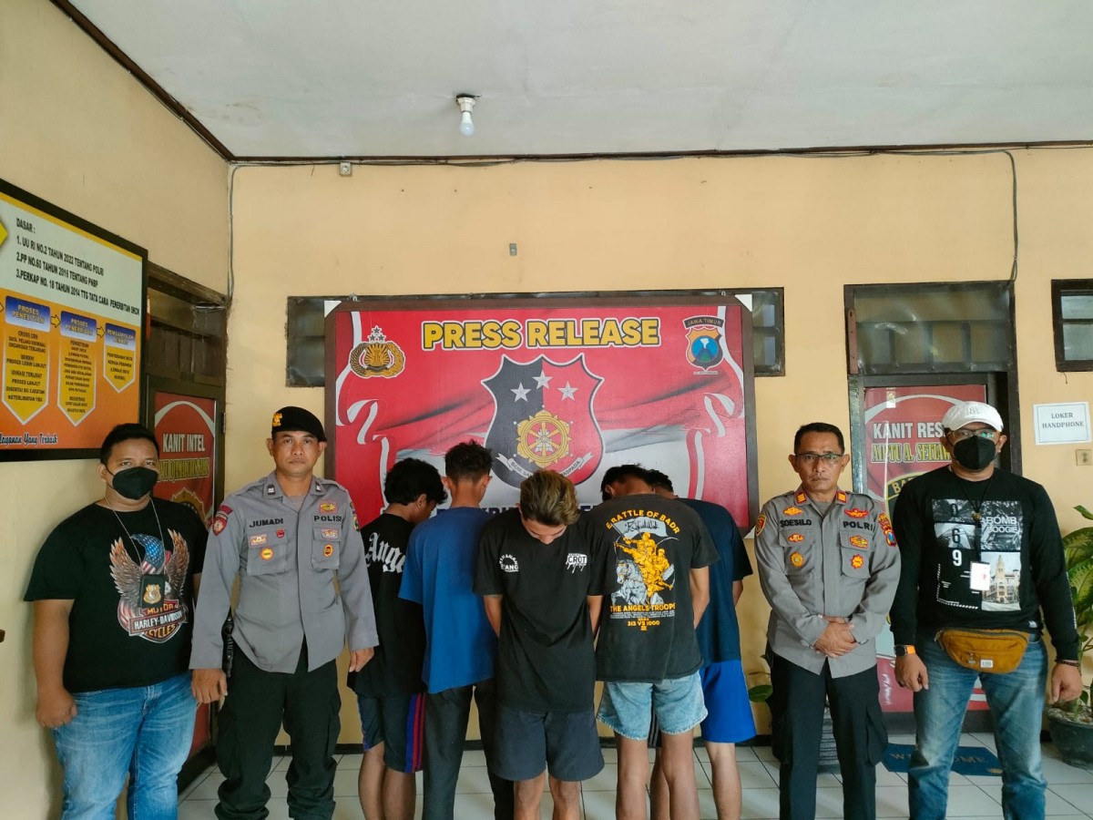 Para pelaku pengeroyokan saat diamankan polisi di Polsek Jombang Kota. (Foto: Polsek Jombang)