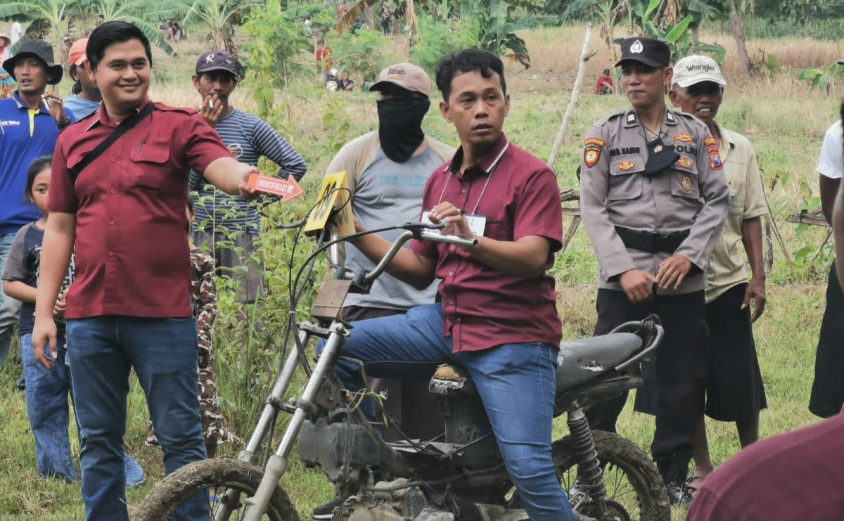 Rekontruksi pembunuhan petani Lamongan di TKP. (Foto: Adyad Ammy Iffansah/jatimnow.com)