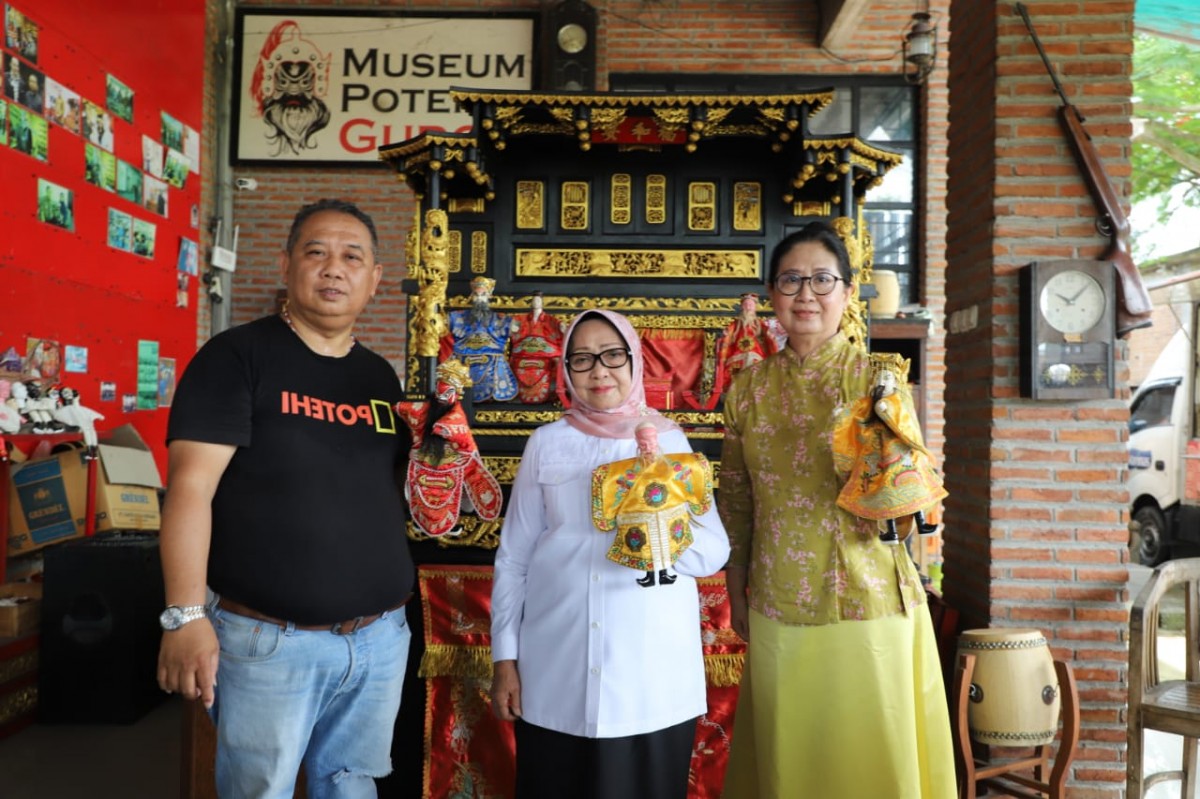 Bupati Jombang Hj Mundjidah Wahab saat meninjau museum wayang potehi di Gudo.(Foto: Humas Pemkab Jombang)