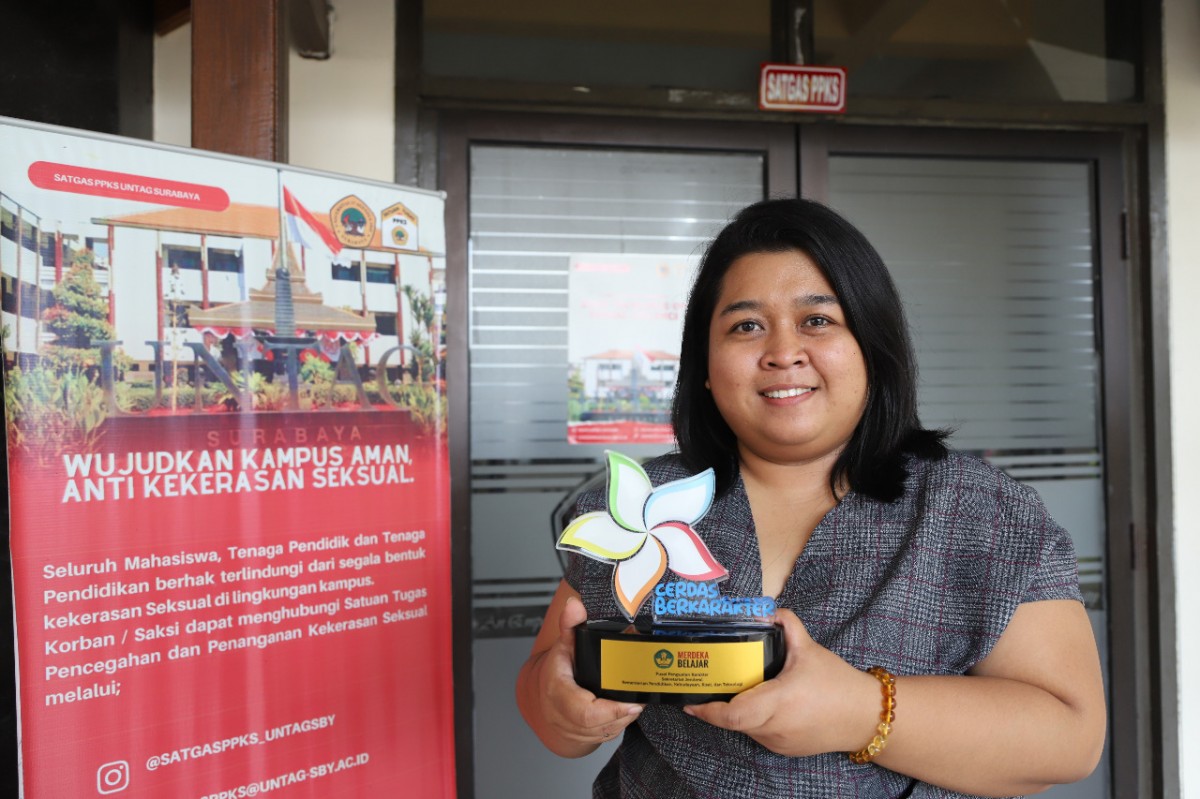 Satgas PPKS Untag Surabaya peroleh Anugerah Instansi Inspiratif Cerdas Berkarakter - Anti Kekerasan Seksual 2022, dari Pusat Penguatan Karakter (Puspeka) Kemendikbud Ristek. (Foto: Zie for jatimnow.com)