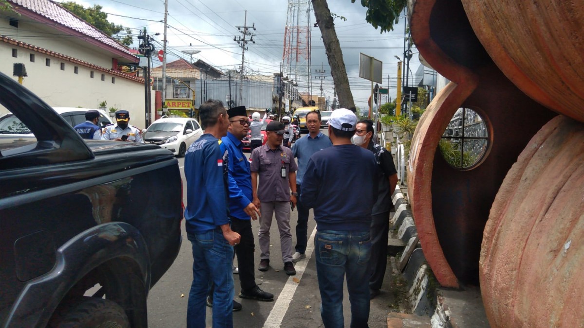 Pemantauan halte berbentuk sayur dan buah di Kota Batu yang dikeluhkan masyarakat (Foto: Galih Rakasiwi/jatimnow.com)
