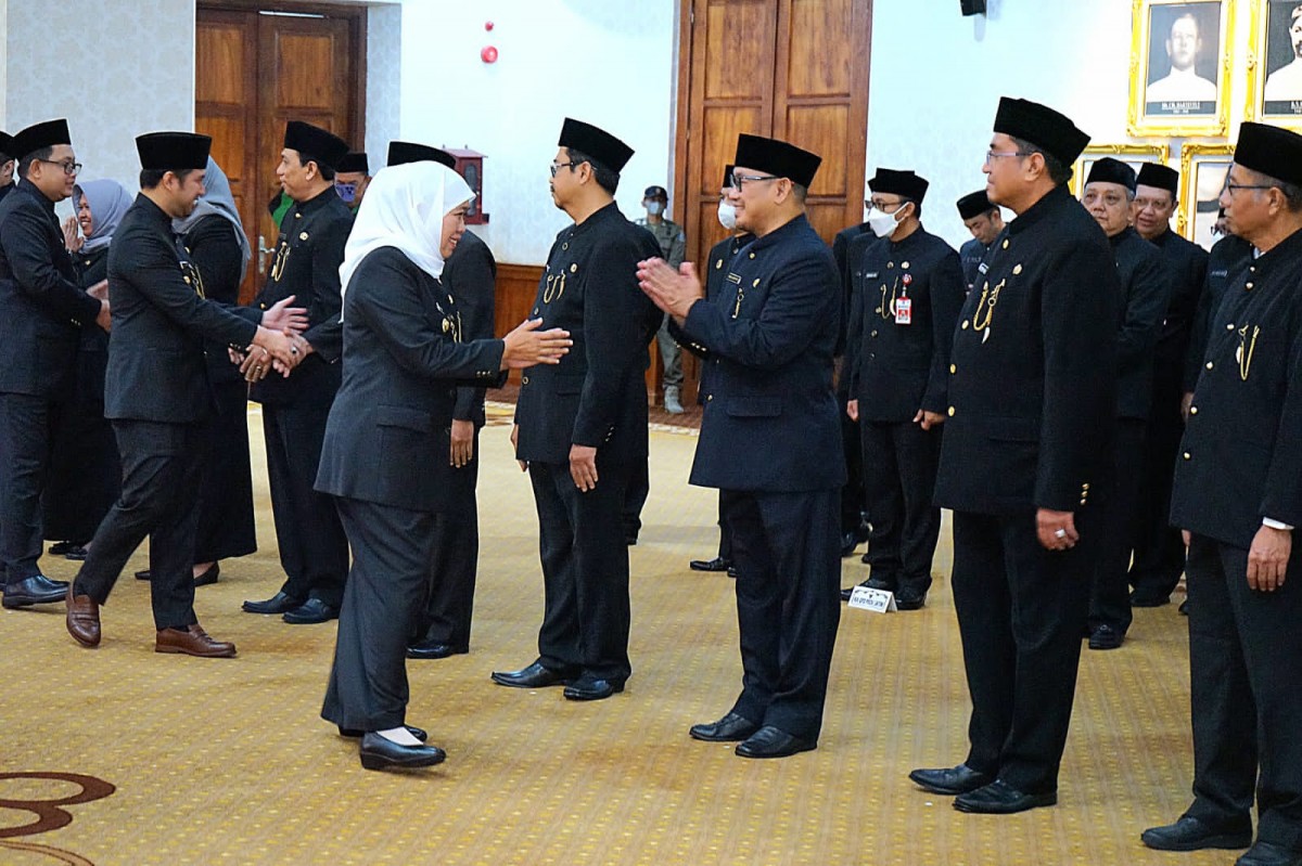 Gubernur Khofifah Indar Parawansa melantik 11 Pejabat Eselon ll dan Kepala BRIDA Jatim di Gedung Negara Grahadi di Surabaya (Foto-foto: Humas Pemprov Jatim)