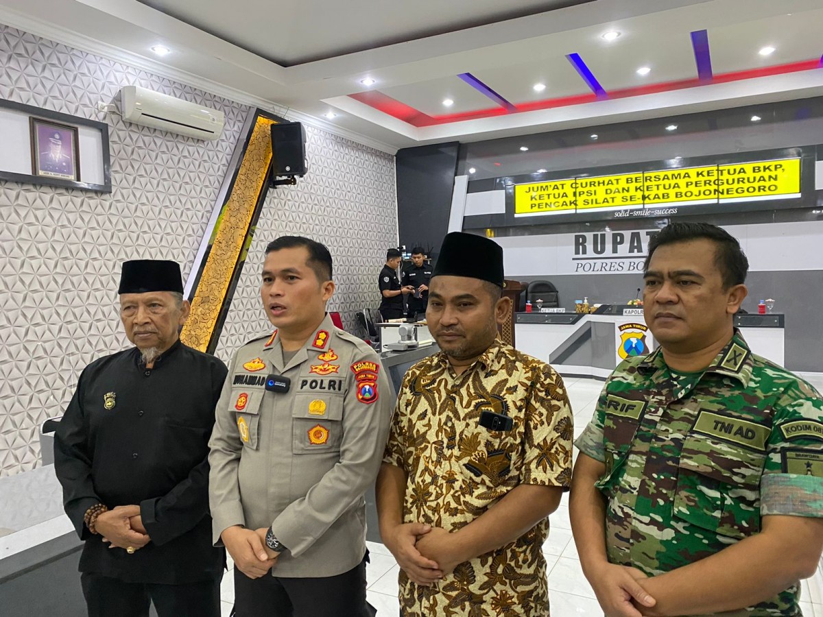 Kapolres Bojonegoro AKBP Muhammad bersama Ketua Cabang PSHT Bojonegoro Kang Mas Wahyu Subakyo, Ketua Cabang Pagar Nusa Bisri Choiron dan Dandim 0813 Bojonegoro Letkol Arm Arif Yudho