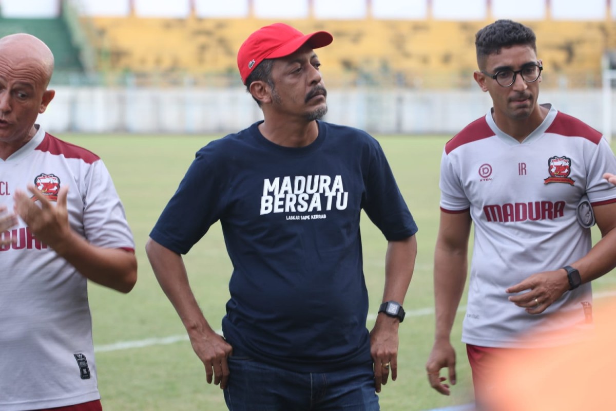 Direktur Utama PT Polanah Bola Madura Bersatu (PBMB), Zia Ul Haq (bertopi merah). (Foto: Madura United for jatimnow.com)