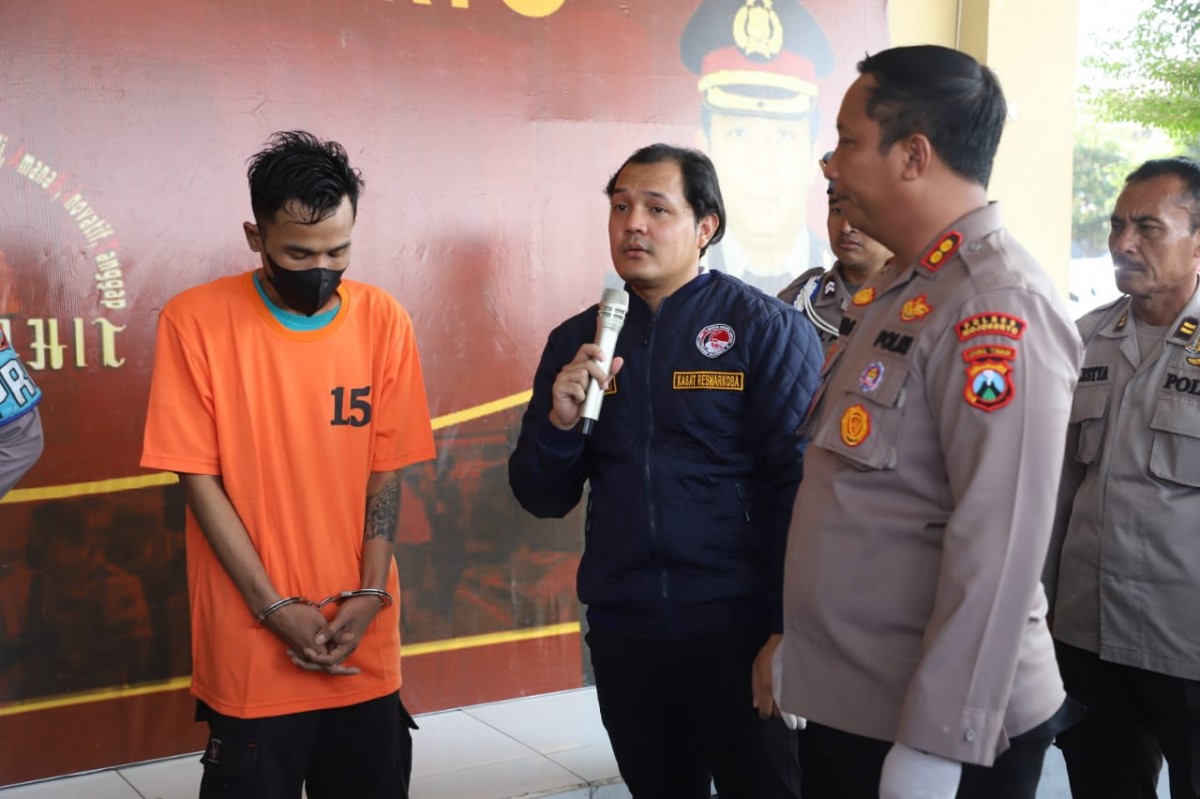 Kapolres Mojokerto AKBP Apip Ginanjar menginterogasi pelaku pengedar narkoba jenis sabu. (foto: Humas Polres Mojokerto for jatimnow.com)