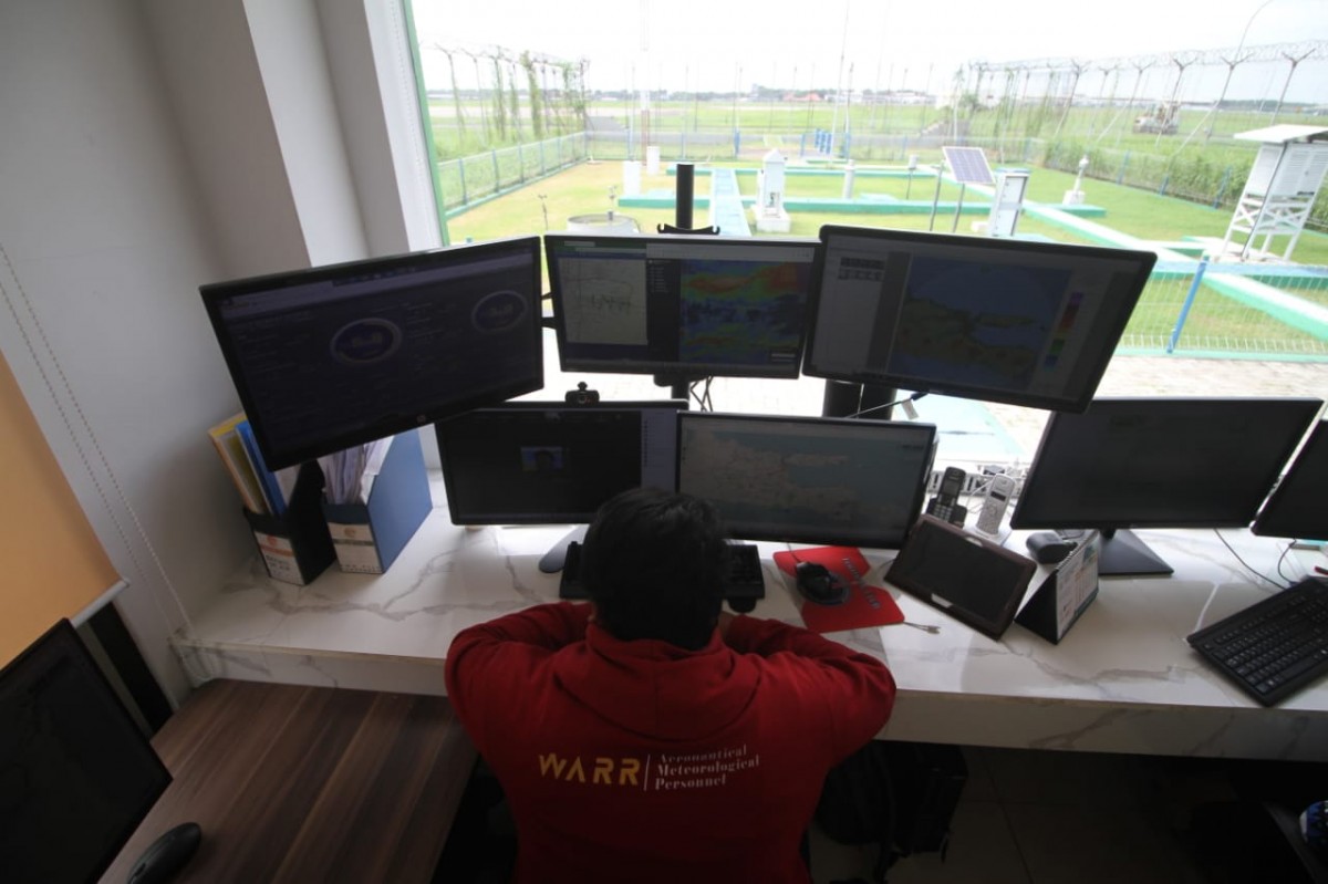 Petugas BMKG saat memantau kondisi cuaca melalui monitor. (foto: Zainul Fajar/jatimnow.com)