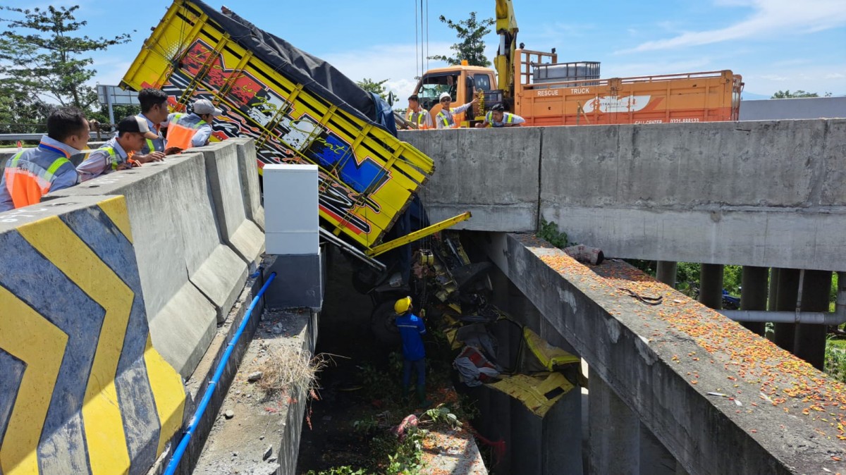 Truk bermuatan cabai mengalami laka tunggal di KM 672 B, ruas tol Jombang-Mojokerto. (foto: PJR Polda Jatim for jatimnow.com)