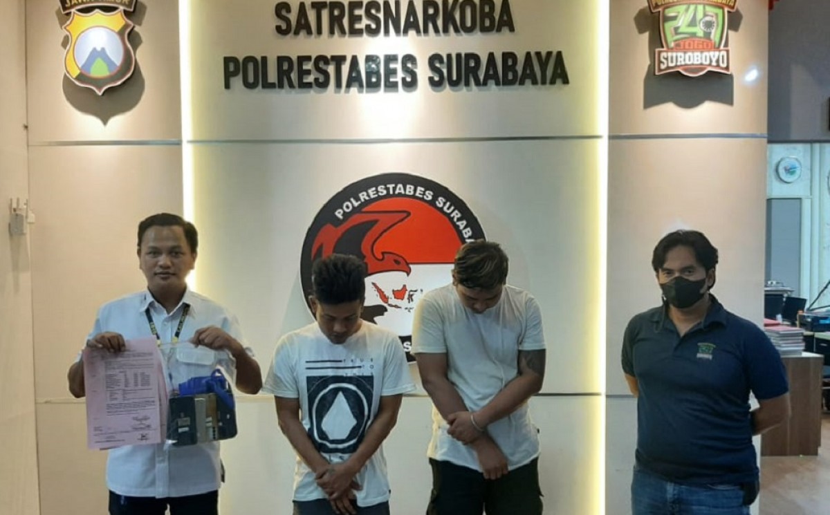Dua tersangka yang berhasil diamankan polisi. (Foto: Satnarkoba Polrestabes Surabaya)