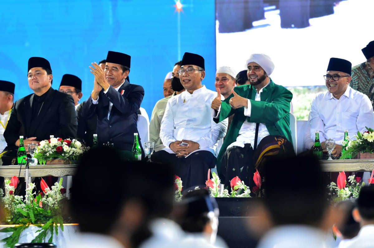 Presiden dan Habib Syech berjumpa di Banyuwangi, dalam Festival Tradisi Islam Nusantara yang digelar di Stadion Diponegoro, Banyuwangi, Senin malam (9/1/2023). (Foto: Humas Pemkab Banyuwangi/jatimnow.com)