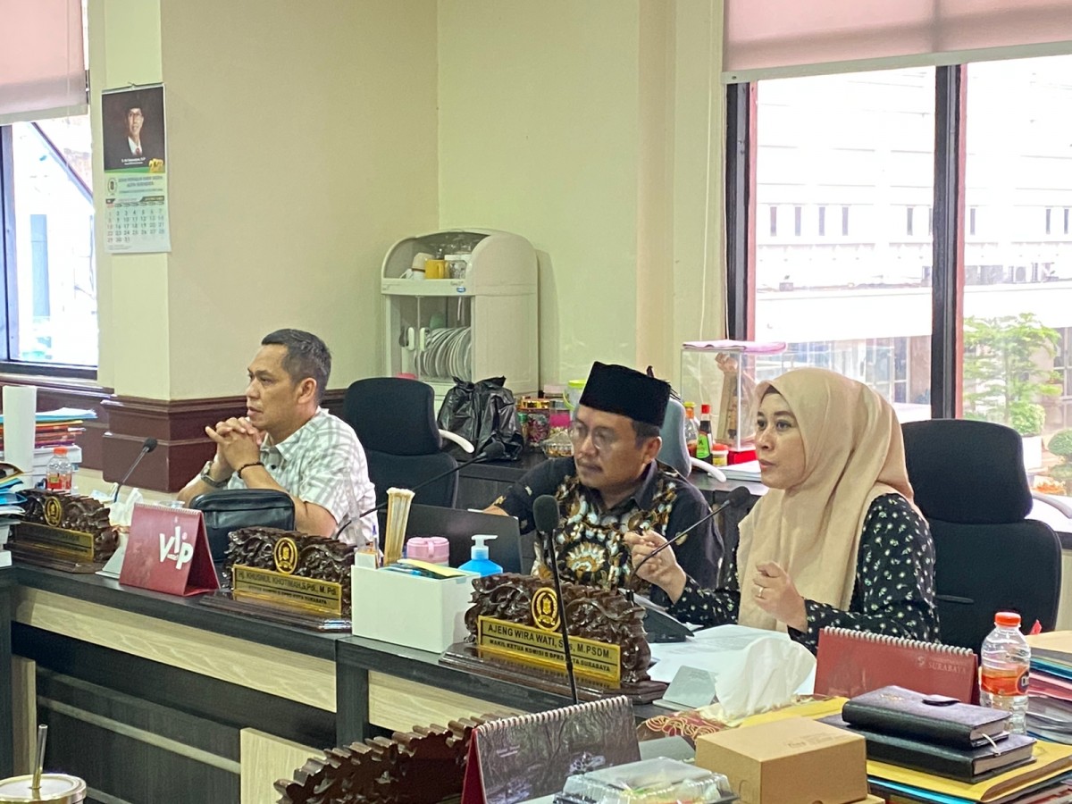 Ajeng Wira Wati (kanan) saat rapat Pansus di ruang Komisi D DPRD Surabaya (foto: Komisi D for jatimnow.com)