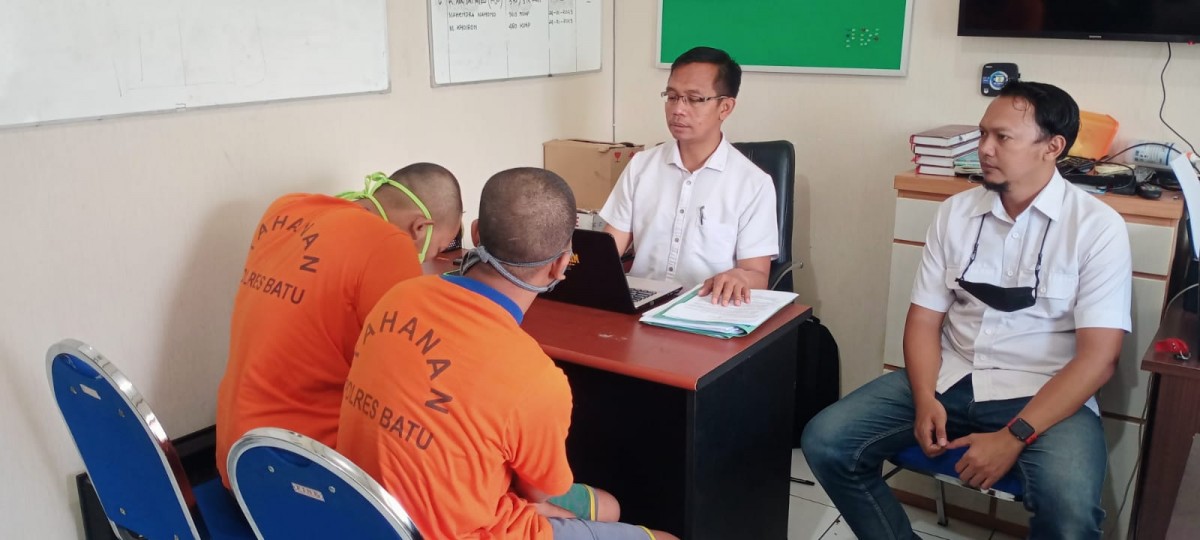 Kedua pelaku saat diinterogasi petugas Satreskrim Polres Batu. (foto: Galih Rakasiwi/jatimnow.com)