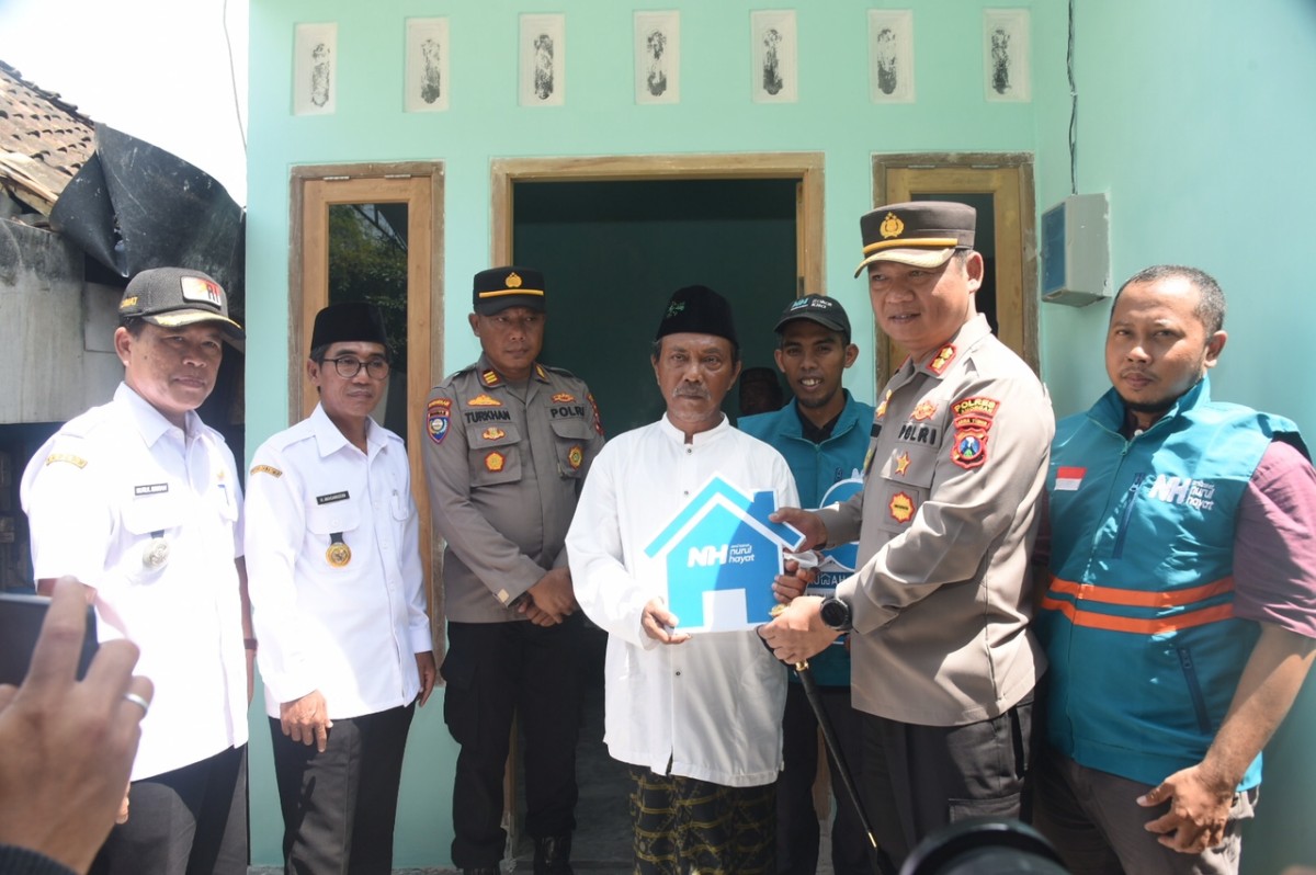 Kapolres Lamongan, AKBP Yakhob Silvana Delareskha saat meresmikan RTLH kepada Choirun Nasirin. (Foto : Adyad Ammy Iffansah/jatimnow.com)