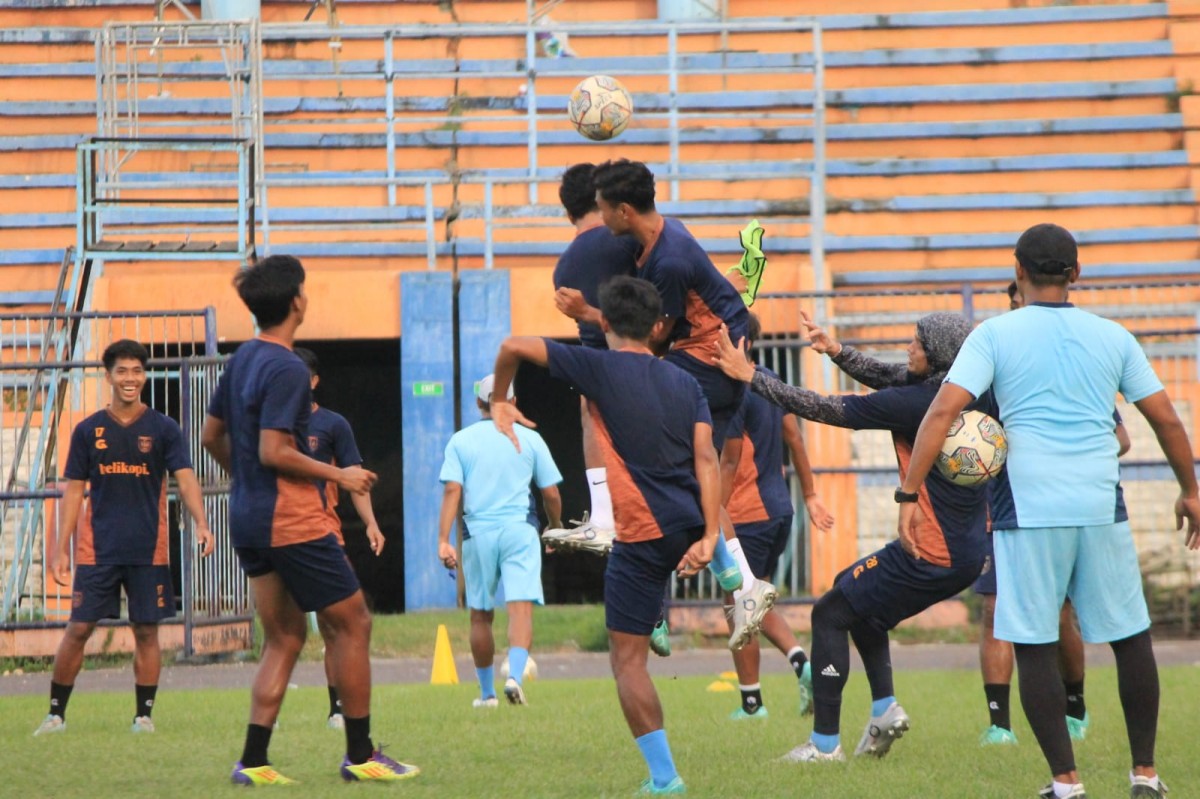 Sesi latihan Persela di Stadion Surajaya Lamongan sebelum berangkat ke Samarinda (Foto: Dok. Adyad Ammy Iffansah/jatimnow.com)