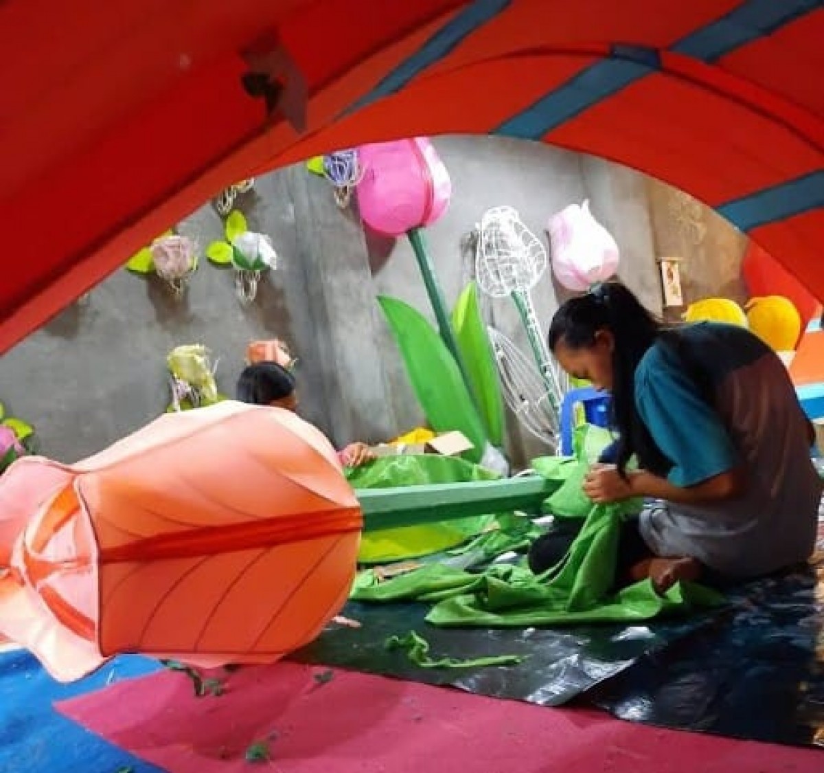 Pengrajin lampion saat mengerjakan pesanan. (Galih Rakasiwi)