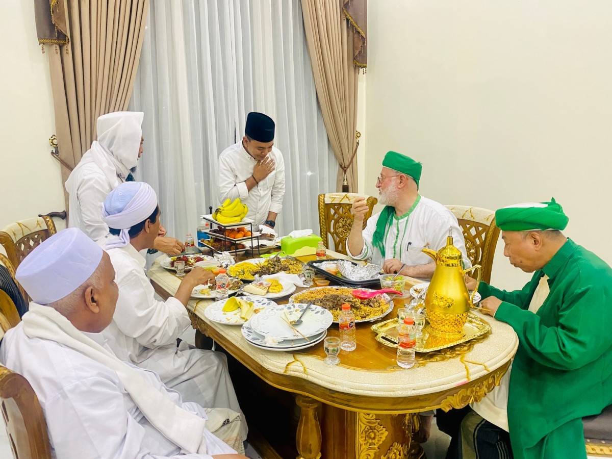 Momen pertemuan Gus Reza dengan Syekh Muhammad Fadhil Al-Jailani (Foto-foto: M Reza Al Akhsan for jatimnow.com)