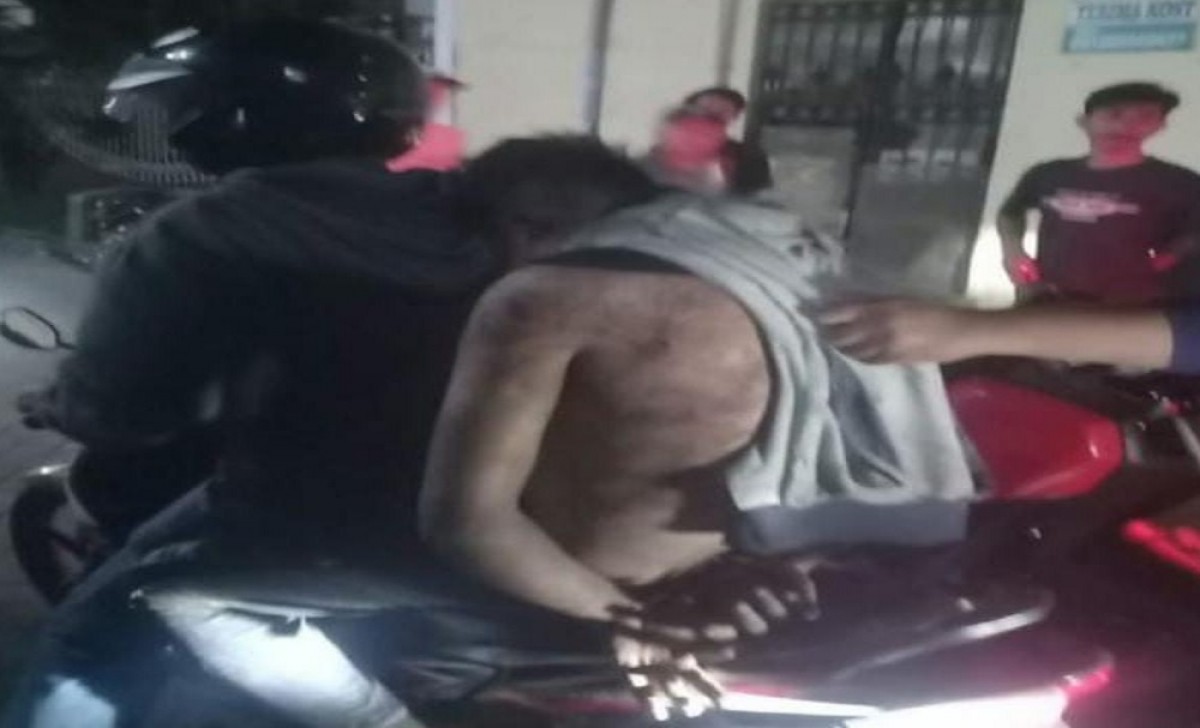 Pelaku curanmor dievakuasi polisi usai babak belur dihajar massa. (Foto: Setiawan for jatimnow.com)