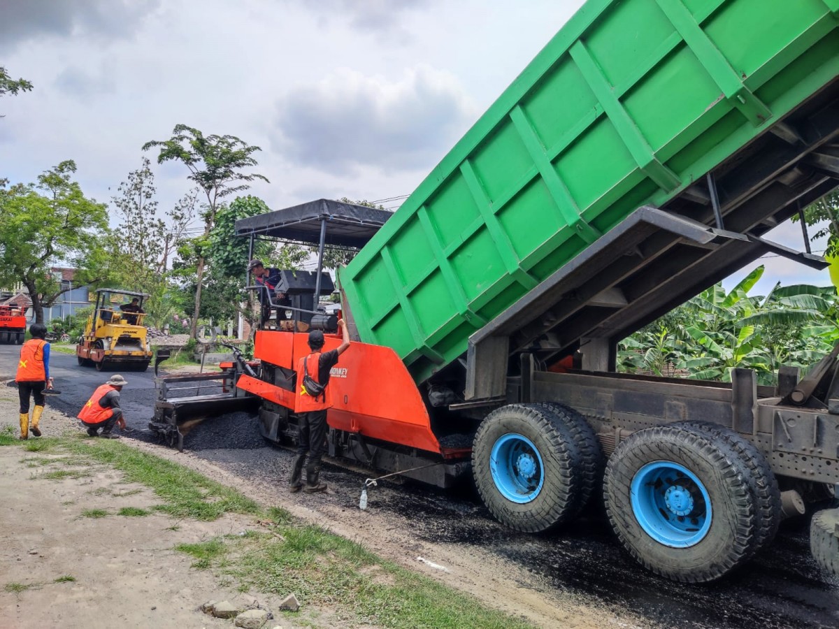 Proyek perbaikan jalan yang didanai dengan program Pemulihan Ekonomi Nasional (PEN) di Kabupaten Ponorogo. (Foto: Ahmad Fauzani/Jatimnow.com)
