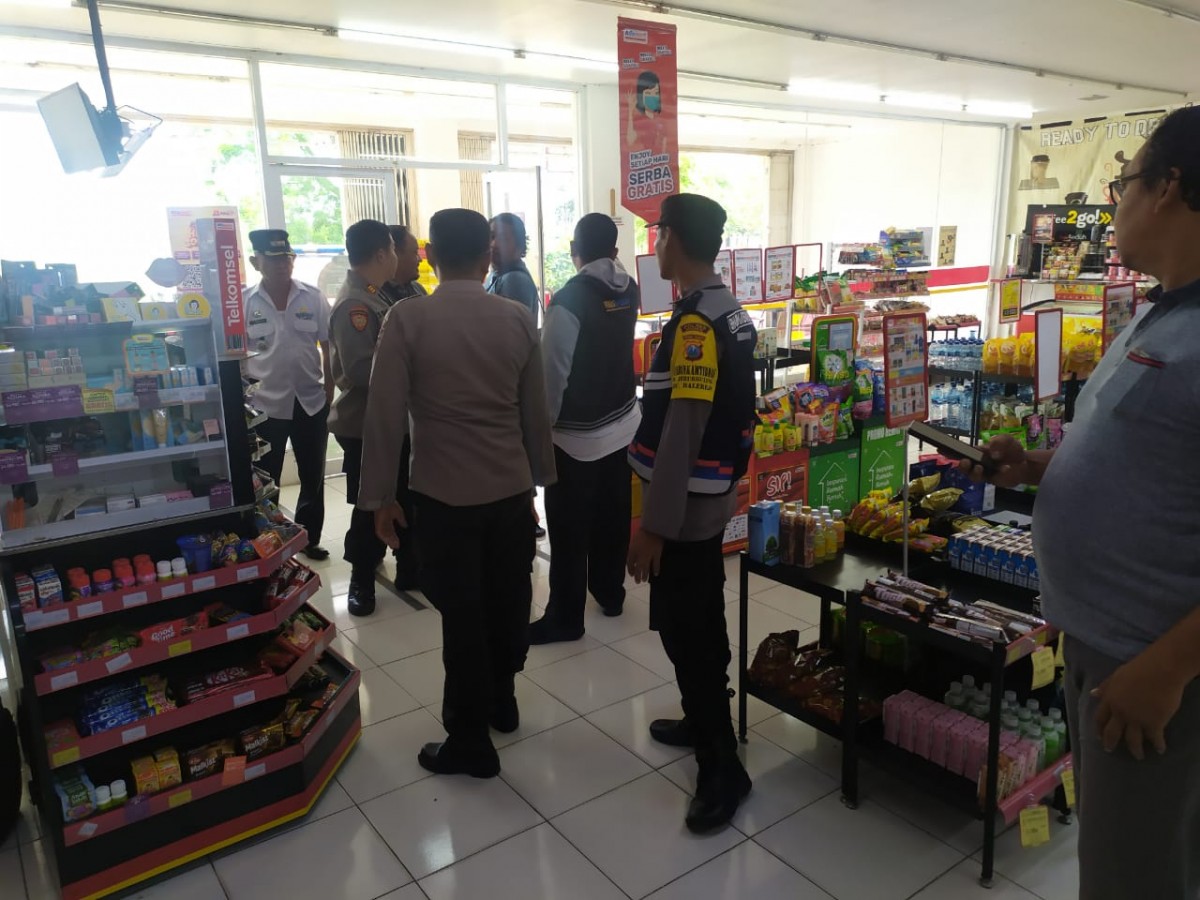 Jajaran Polsek Balerejo melakukan penyelidikan dan olah TKP di Alfamart Balerejo Madiun. (Mukhlis for Jatimnow.com)