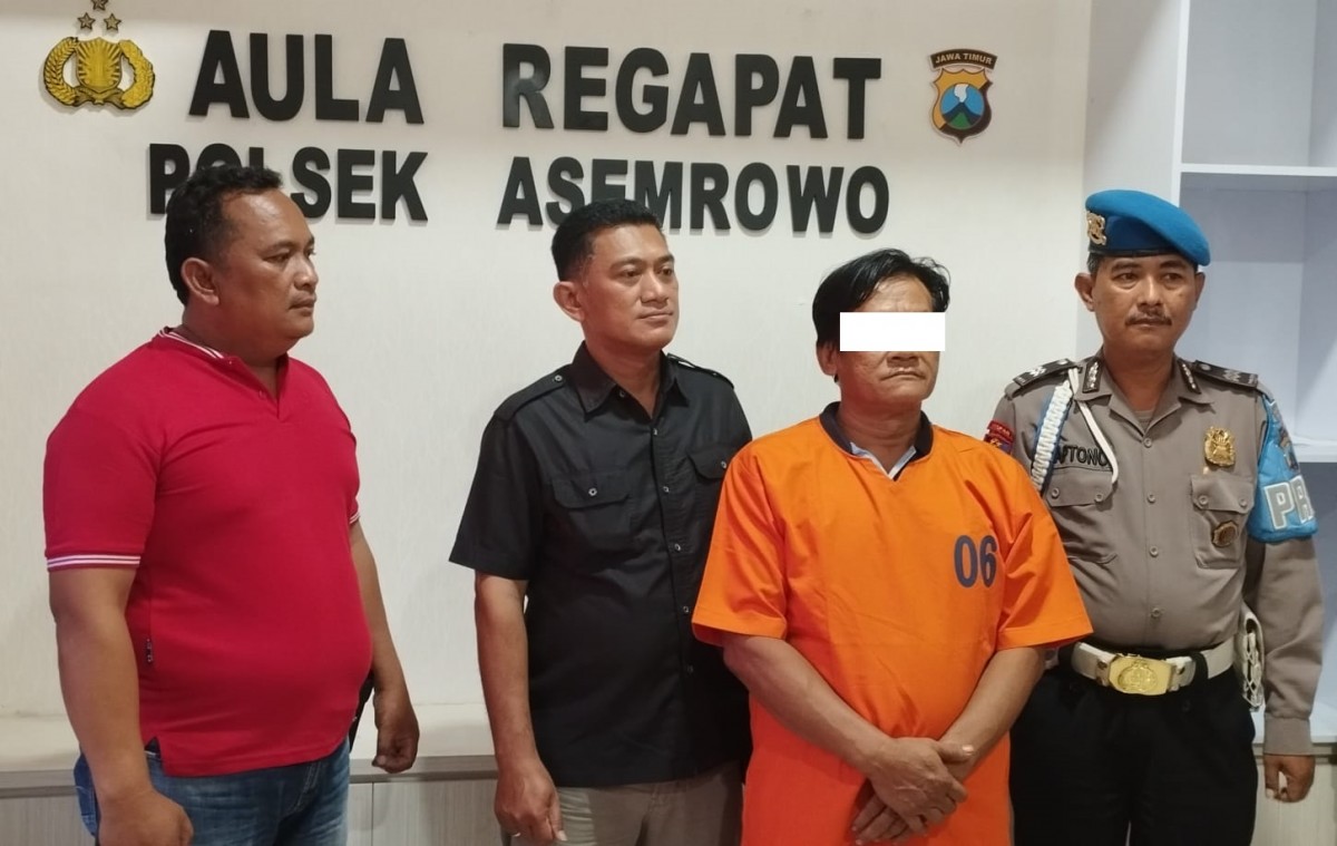 Pengedar pil koplo saat diamankan bersama barang bukti di Polsek Asemrowo. (foto: Polsek Asemrowo for jatimnow.com)