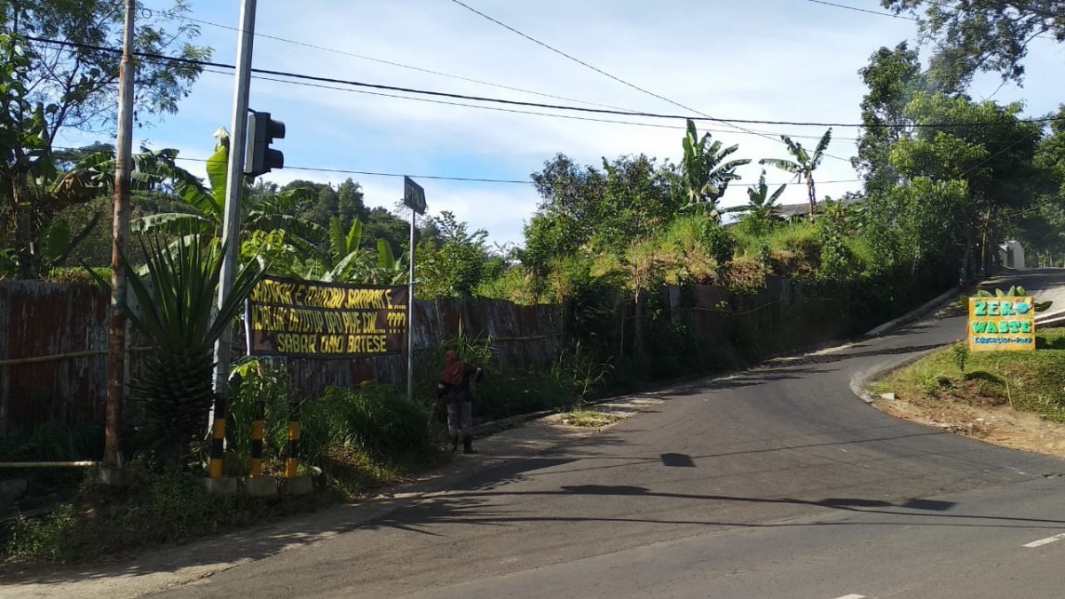 Banner yang terpasang di pintu masuk menuju TPA Tlekung. (Foto: Galih Rakasiwi/jatimnow.com)