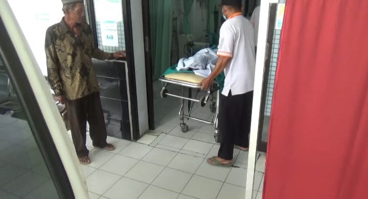 Proses evakuasi jenazah balita di Jombang yang tenggelam (Foto: Elok Aprianto/jatimnow.com)