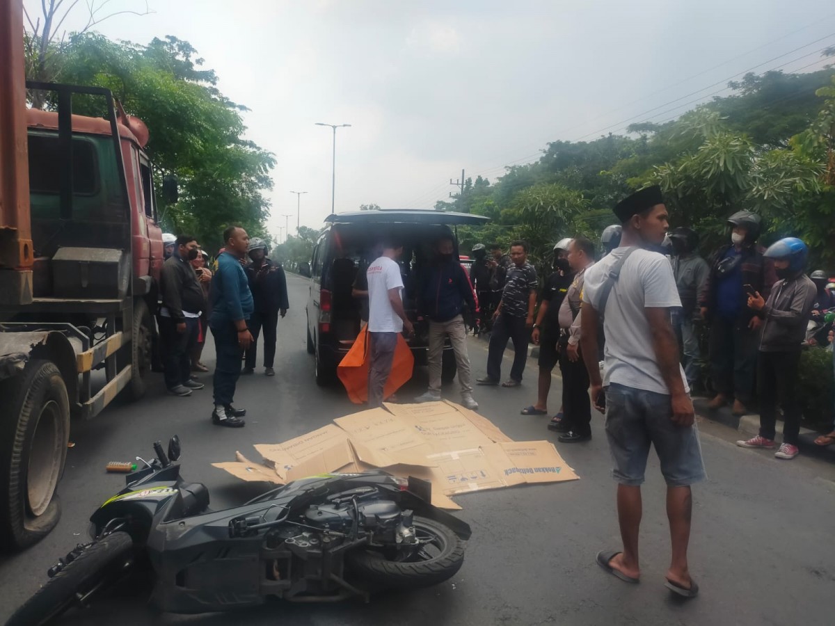 Lokasi kejadian kecelakaan menyebabkan kemacetan di Jalan Raya Pasmar 1 Sidoarjo. (foto: Unit Gakkum Polresta Sidoarjo for jatimnow)