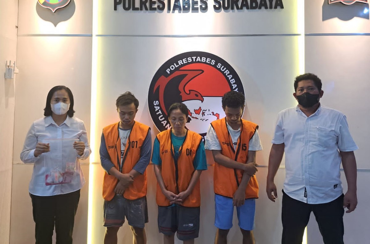 Tiga kurir sabu yang dikendalikan suami istri siri diamankan (Foto: Satresnarkoba Polrestabes Surabaya)