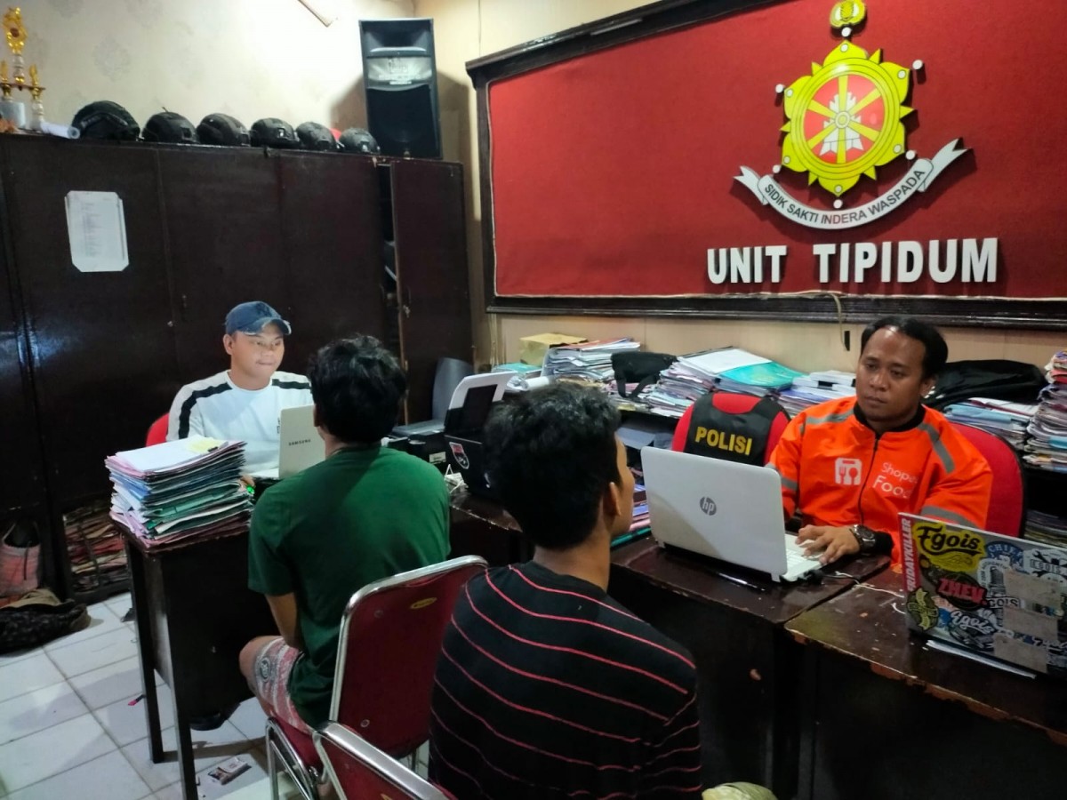 Dua pelaku pencurian kotak amal saat dibawa ke Mapolres Bangkalan untuk diinterogasi. (Foto: Humas Polres Bangkalan for jatimnow.com)