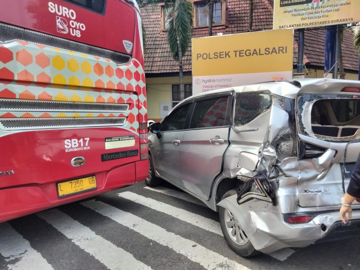 Bus Suroboyo tabrak Xpander di Surabaya (Foto: Setiawan for jatimnow.com)